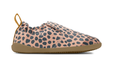 Zapatos respetuosos Xplorer Indie Junior Dusk Dálmata de BOBUX para los primeros pasos del bebé, con estampado dálmata.