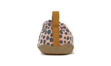 Zapatos de bebé Xplorer Indie Junior Dusk Dálmata de BOBUX, calzado respetuoso para los primeros pasos con estampado dálmata.
