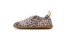 Calzado respetuoso Xplorer Indie Junior Dusk Dálmata para bebés, con suela blanda y diseño cómodo para los primeros pasos.