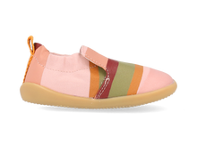 Zapatos respetuosos Xplorer Indie Junior Dusk Seaside de BOBUX para los primeros pasos del bebé, con diseño en tonos suaves y cómodos.