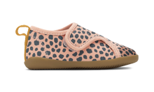 Zapatos barefoot I Walk Indie Dusk Dálmata para niña de BOBUX ESPAÑA Y PORTUGAL, con diseño de dálmata en color gris.