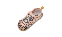 Calzado barefoot I Walk Indie Dusk Dálmata para niña de BOBUX, modelo ligero y flexible con estampado dálmata.