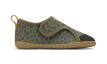 Calzado barefoot I Walk Indie Oliva Dálmata para niño, de la marca BOBUX, con diseño de estilo dálmata en color oliva.