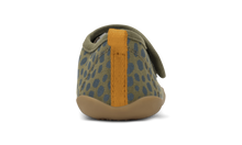 Zapatos barefoot I Walk Indie Oliva Dálmata para niño de BOBUX ESPAÑA Y PORTUGAL, con diseño de dálmata y suela flexible.
