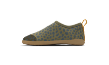 Zapatos barefoot I Walk Indie Oliva Dálmata para niño de BOBUX, calzado ligero y flexible con diseño de dálmata.