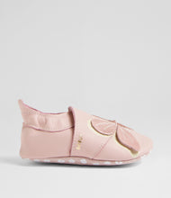 Patucos de suela blanda BOBUX ESPAÑA con glitter y diseño Wings Blossom, ideales para comodidad y estilo en los pequeños.