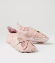 Patucos con suela blanda Glitter Wings Blossom de BOBUX ESPAÑA, zapatos suaves y cómodos para bebé con diseño brillante y decorativo.