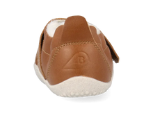 Calzado respetuoso Xplorer Marvel Arctic en color caramelo, ideal para los primeros pasos del bebé, de BOBUX ESPAÑA Y PORTUGAL.