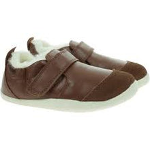 Zapatos Xplorer Marvel Arctic Toffee de BOBUX para los primeros pasos del bebé, calzado respetuoso y cómodo en color toffee.