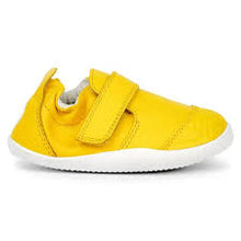 Calzado respetuoso Xplorer Go Lemon de BOBUX para los primeros pasos del bebé, con diseño cómodo y color amarillo brillante.