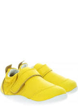 Calzado respetuoso Xplorer Go Lemon de BOBUX para los primeros pasos del bebé, color amarillo y diseño cómodo para niños pequeños.