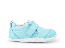 Zapatos Xplorer Go Orchid de BOBUX para los primeros pasos del bebé, en color lila con cierre ajustable y suela antideslizante.