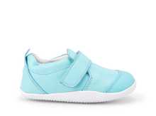 Calzado respetuoso Xplorer Go Aqua para bebés, con suela antideslizante y diseño colorido para primeros pasos.
