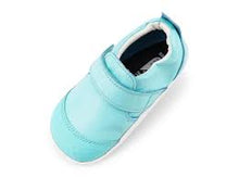 Zapatos Xplorer Go Orchid de BOBUX para los primeros pasos del bebé, calzado respetuoso y cómodo en color lila.