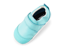 Zapatos respetuosos Xplorer Go Aqua para bebés, en color azul, con suela antideslizante y diseño cómodo para los primeros pasos.