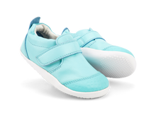 Zapatos Xplorer Go Aqua de BOBUX para los primeros pasos del bebé, en color azul y diseño resistente al agua.