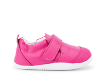 Calzado respetuoso Xplorer Go Fucsia de BOBUX para los primeros pasos del bebé, con suela flexible y diseño cómodo.