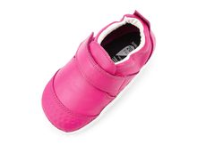 Zapatos Xplorer Go Fucsia para bebés de BOBUX ESPAÑA y PORTUGAL, ideales para los primeros pasos, en color fucsia.
