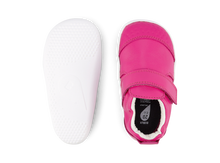 Calzado Respetuoso Xplorer Go Fucsia de BOBUX para los primeros pasos del bebé, con suela flexible y diseño cómodo para recién nacidos.