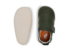 Zapatos Xplorer Go Bosque para bebés de BOBUX, ideales para los primeros pasos, color verde y diseño cómodo.