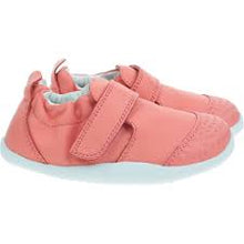 Calzado respetuoso Xplorer Go Ocean Coral de BOBUX para los primeros pasos del bebé, en color coral y diseño cómodo.