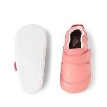 Calzado respetuoso Xplorer Go Ocean Coral para bebés, con diseño cómodo y seguro para los primeros pasos.