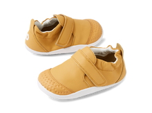 Calzado respetuoso Xplorer Go Oak Buff para bebés, diseño cómodo y flexible para sus primeros pasos, de BOBUX ESPAÑA Y PORTUGAL.