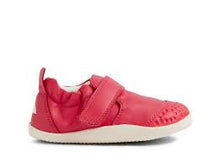 Zapatos Xplorer Go Radiant Raspberry de BOBUX para los primeros pasos del bebé, en color rosa y diseño cómodo.