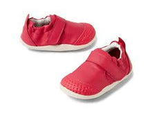 Zapatos Xplorer Go Radiant Raspberry de BOBUX para bebés con primeros pasos, calzado respetuoso y cómodo en color rosa.