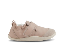 Zapatos Xplorer para bebés de BOBUX, modelo Marvel Taupe, calzado respetuoso para los primeros pasos del bebé.