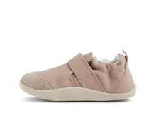 Zapatos Xplorer de BOBUX para bebés, resistentes y cómodos, ideales para los primeros pasos, en color taupe.