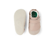 Zapatos Xplorer de BOBUX para bebés, resistentes y cómodos, en color taupe, ideales para los primeros pasos del niño.