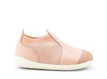 Calzado respetuoso Xplorer Aktiv Knit Blossom para primeros pasos de bebé, con diseño cómodo y transpirable de BOBUX ESPAÑA Y PORTUGAL.