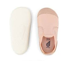 Calzado respetuoso Xplorer Aktiv Knit Blossom de BOBUX para los primeros pasos del bebé, tejido y cómodo para su desarrollo.