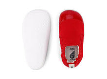 Calzado respetuoso Xplorer Scamp de BOBUX en color rojo para los primeros pasos del bebé, con diseño cómodo y flexible.