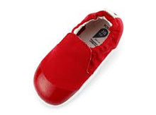 Zapatos Xplorer Scamp rojos de BOBUX para bebés, calzado respetuoso para los primeros pasos del bebé.