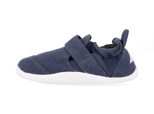 Calzado Xplorer Go Orgánico de BOBUX para bebés, azul marino, ideal para los primeros pasos, con diseño cómodo y respetuoso.