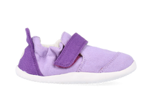 Zapatos de bebé Xplorer Go Orgánicos de BOBUX en color lila y baya para primeros pasos, con suela suave y diseño cómodo.