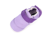 Calzado respetuoso Xplorer Go Orgánico para bebés en color lila y baya silvestre, ideal para los primeros pasos de tu bebé.