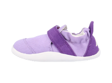 Zapatos Xplorer Go Orgánico de BOBUX para bebés, color lila y baya silvestre, ideales para los primeros pasos.