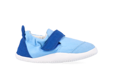 Calzado respetuoso Xplorer Go orgánico para bebés en azul polvo y azul snorkel, ideal para los primeros pasos.