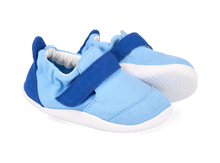 Calzado resistente Xplorer Go de BOBUX en azul polvo y azul snorkel marino para los primeros pasos del bebé.