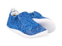 Calzado respetuoso Xplorer Scamp orgánico para bebés en color azul topográfico, ideal para los primeros pasos.