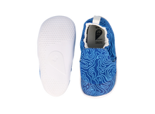 Calzado respetuoso Xplorer Scamp Orgánica para bebés en azul con patrón topográfico, diseñado para los primeros pasos.