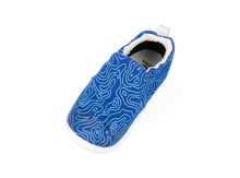 Calzado respetuoso Xplorer Scamp orgánico para bebés en azul con diseño topográfico, ideal para los primeros pasos.