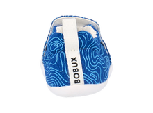 Zapatos Xplorer Scamp Orgánicos para bebés, calzado respetuoso y azul con diseño topográfico para los primeros pasos.
