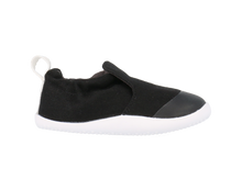 Zapatos Xplorer Scamp orgánicos negros para bebés de BOBUX ESPAÑA y PORTUGAL, ideales para los primeros pasos.