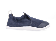 Zapatillas de calzado respetuoso Xplorer Scamp de BOBUX España y Portugal en azul marino para los primeros pasos del bebé.