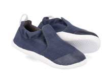 Zapatos Xplorer Scamp Orgánica BOBUX para bebés, color azul marino, ideales para los primeros pasos del bebé.