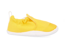 Calzado respetuoso Xplorer Scamp orgánico amarillo para bebés, ideal para los primeros pasos, de la marca BOBUX ESPAÑA Y PORTUGAL.